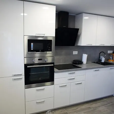 Pearl Apartment Split